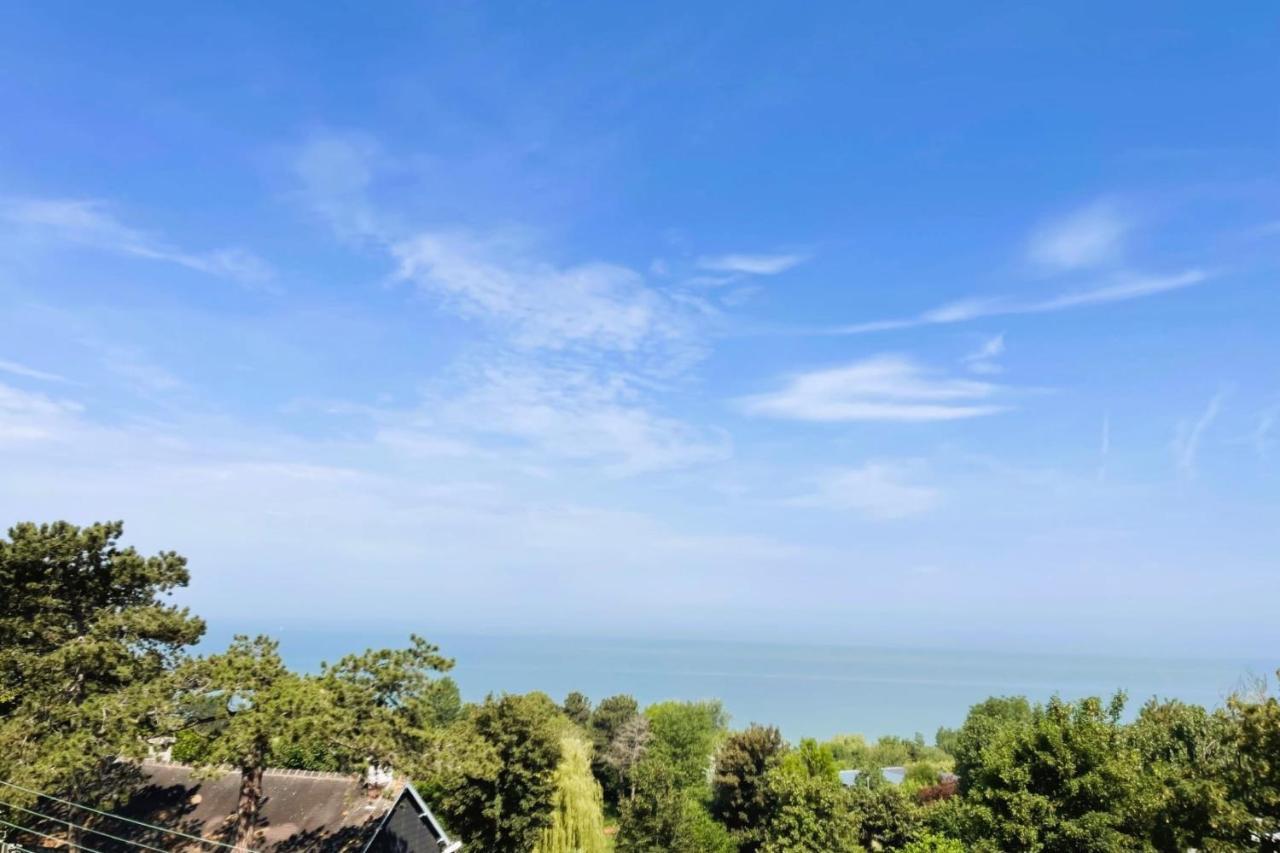 Aux Flots Bleus Avec Balcon Et Vue Sur Mer ทรูวิลล์-ซูร์-แมร์ ภายนอก รูปภาพ